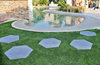 Granitkeramik stegsten hexagon granit antracit framför en pool.